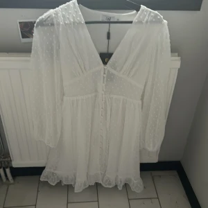 Jättefin studentklänning från DM! - Helt oanvänd student klänning då jag har en annan.