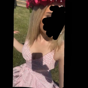 Sommar klänning - Snygg skolkar klänning med röda/rosa blomor