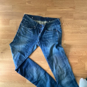 G drar jeans  - G-star jeans som tyvär ej passar längre. Långa i benen och lågmidjade. Så snygga verkligen. Skulle säga dom passar en xs/s