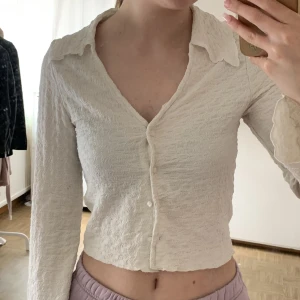 Off-white blus - Superfin off-white blus från Monki🥰 Köpt i höstat och använd några gånger. Finns en liiiiten fläck på ena ärmen (bild 2) men i och med tyget så syns den knappt💫  