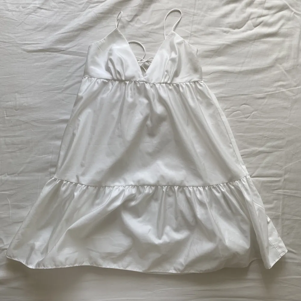Vit slutsåld klänning från zara i storlek s. Säljs för 349kr+frakt☺️. Klänningar.