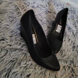 Nya! - Oanvända  Kilklack Stl 39