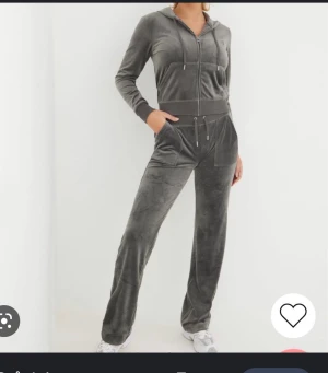 Juicyyy - Säljer nu detta fina juicy sett då de inte riktigt är min stil längre💞 båda storlekar är i strl S men passar både M o Xs💞 man kan köpa bara byxorna för 600 eller bara tröjan för 400💞 inga defekter💞PRIS KAN DISKUTERAS