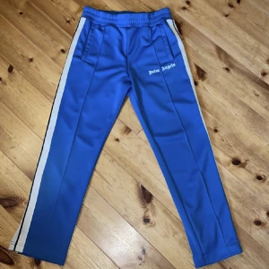 Palm angels byxor  - Säljer mina Palm angels byxor, nypris ca 3500. Mycket bra skick. DM om du har en fråga!