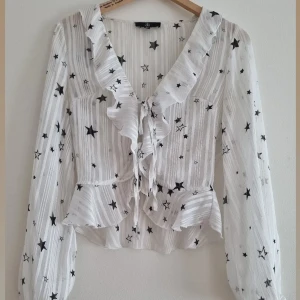 Blus  - Säljer denna söta blus då den inte passar mig. Lägger även upp bild på märket då jag inte vet vad det är för märke. Köpt på nelly.com för nåt år sedan.