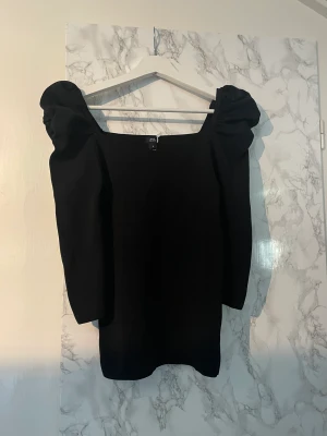 Fin oanvänd tröja🖤 - Jättefin tröja ifrån River Island, köpt frpn sellpy i nyskick🖤Säljs då dem tyvärr inte används.