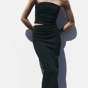 Zara set! - Säljer detta jätte fina set från zara med svart slits kjol och bandeau topp! Har använts få gånger! (Nypris för båda-340 kr) M på båda plaggen! 