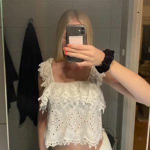 Zara Broderad blus/topp - En jätte fin broderad blus/topp från zara, jätte fin! Kontakta vid intresse. (Nypris 300)
