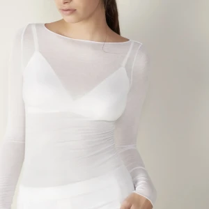 Vit intimissimi tröja, stl S.  - säljer min vita intimissmi tröja, använd typ 1 gång. Har ett litet blyertssträck som knappt syns.