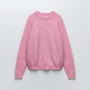 Zara tröja - Säljer min jätte fina rosa zara tröja, i jätte bra skick! Säljer för att jag inte tycker att jag passar i rosa.  Köp direkt för 250kr💕