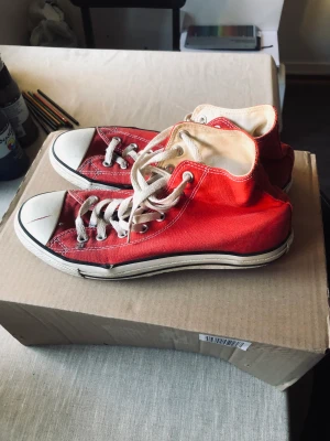 Converse Chuck Taylor - Röda All-Stars sneakers storlek 43