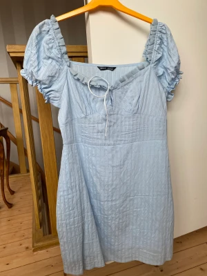 Blå sommarklänning - En tunn klänning som e superskönt att ha på sommaren då den är väldigt luftig. Man får fin byst då den går in med vid dem. Köpt på Shein. Storlek M. Pris kan diskuteras!