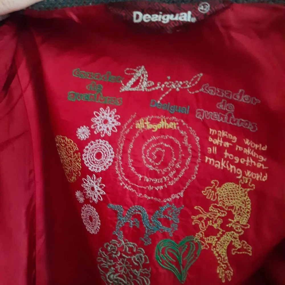 Så cool och unik Desigual kappa i strl 42, däremot liten i strl så passar 38/40 bättre. Sparsamt använd så väldigt fint skick. Säljs då den tyvärr inte kommer till användning. . Jackor.