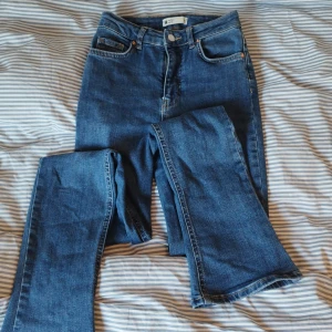Gina Tricot jeans - Blå jeans från Gina Tricot strl 32 Sparsamt använda 