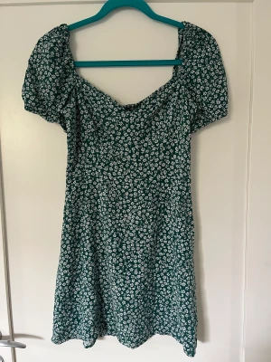 Blommig klänning - Jättefin blommig klänning som tyvärr är för liten för mig, men jättefint skick. I storlek 38 från divided hm. Frakten ingår ej i proset