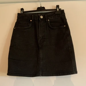Svart jeanskjol - Svart jeanskjol från Zara. Använd en del men inget synligt slitage. Storlek S. 