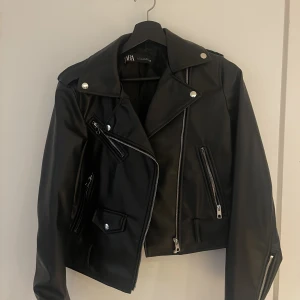 Zara skinnjacka - Skinnjacka ifrån zara. Saknar bältet som hör till men är lika fin ändå. 150kr + frakt. Storlek m men passar mig som har s.