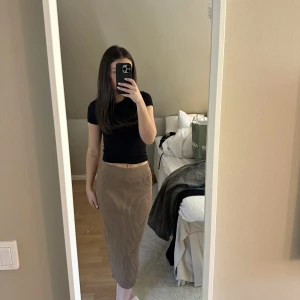 stickad kjol - Supersöt stickad brun kjol! Aldrig använd💕