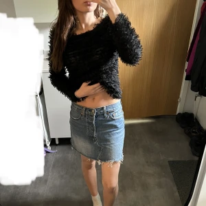 Levis kjol - Snygg Levi’s kjol i nyskick! Endast använd 1 gång, men har likande så säljer vidare☺️nypris ligger på 500. Rå kant så går säkert att klippa! ställ gärna frågor💕