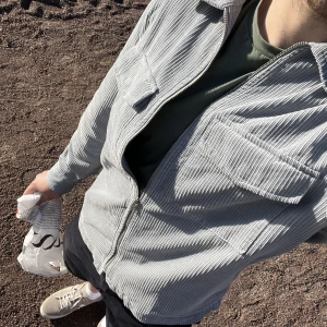 Trendig sommarjacka från H&M som är nyköpt men som tyvärr var för liten i storlek - Den är i perfekt skick och har bara använts ett fåtal gånger. Storlek M. Nypris 350 kr.