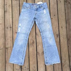 Fina low waist jeans med fina detajer Midjemått 38cm Innerbens längd 76cm Ytterbens längd 96cm