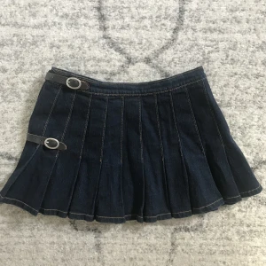 Denim skirt - Kjol från Brandy melville som går att justera i midjan till större/mindre. Har aldrig använt! 