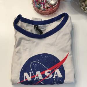 Nasa tröja sl xs fint skick men också använd skick💗🥰