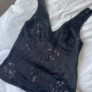 Linne från Zara - Ett linne från Zara som aldrig kommit till användning pga lite för litet för mig. Perfekt till nyår! Den är ganska öppen i ryggen. Lappen sitter kvar. Storlek xs! 😊