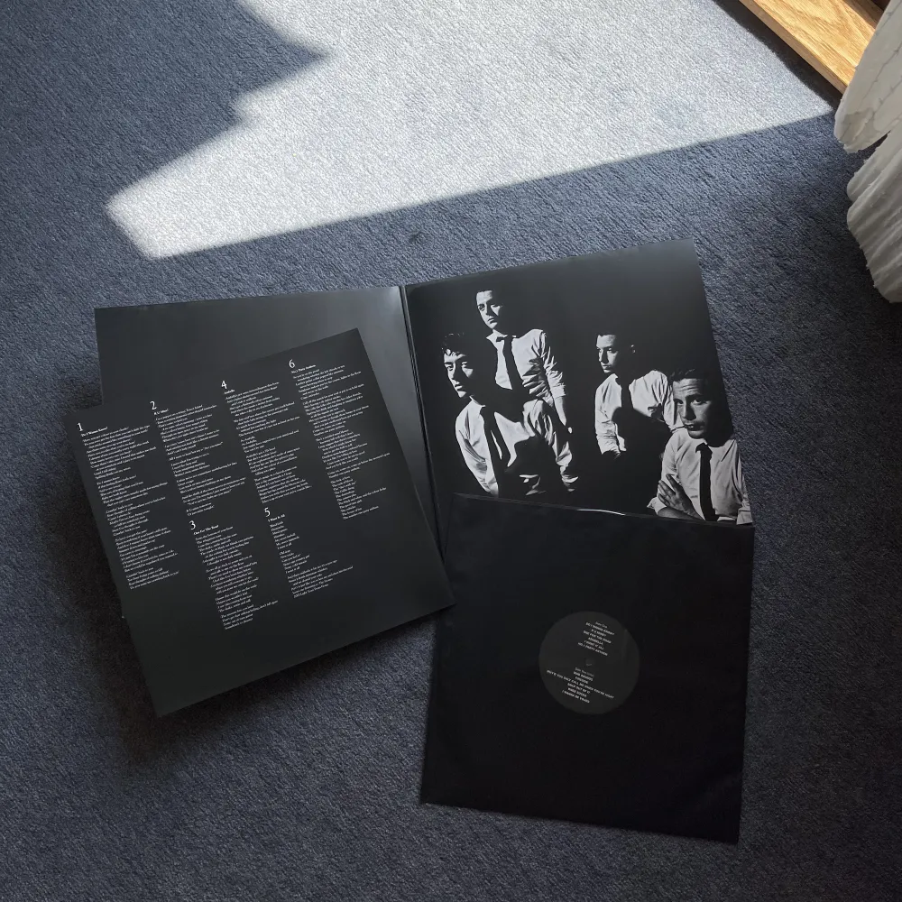 Säljer mitt vinyl-exemplar av Arctic Monkeys album ”AM” som jag köpte ny på Bengans och endast spelat ett fåtal gånger. Kan mötas upp i Söderköping eller Norrköping eller frakta 🖤. Övrigt.