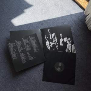 Säljer mitt vinyl-exemplar av Arctic Monkeys album ”AM” som jag köpte ny på Bengans och endast spelat ett fåtal gånger. Kan mötas upp i Söderköping eller Norrköping eller frakta 🖤