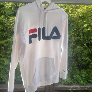 Fila hoodie - Storlek S Välanvänd och även varit lagad nere vid fickan Finns även några väldigt små fläckar man säkert får bort med fläckborttagningsmedel