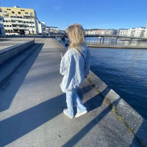 Zara jeansjacka - Superfin oanvänd jeansjacka från zara. Två första bilderna är lånade men min jacka är fortfarande oanvänd och har alla lappar kvar.