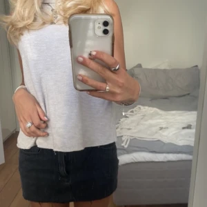 Jeanskjol - Säljer denna jeanskjol, sitter low/mid waist på mig. Fina skick och sparsamt använd. Har du någon fråga är det bara att höra av sig🫶🏻