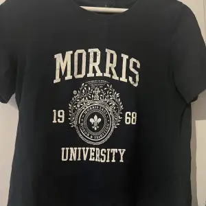 Nyskick T-shirt av kollektion Morris , storlek S, finns i Göteborg.