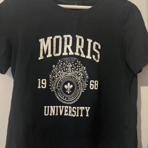 T-shirt  - Nyskick T-shirt av kollektion Morris , storlek S, finns i Göteborg.