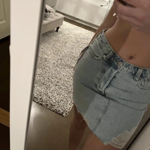 Blå jeanskjol  - Ljusblå jeanskjol från hm, kan användas som lågmidjad! Kjolen är aldrig använd, i storlek 36. Skriv för flera bilder