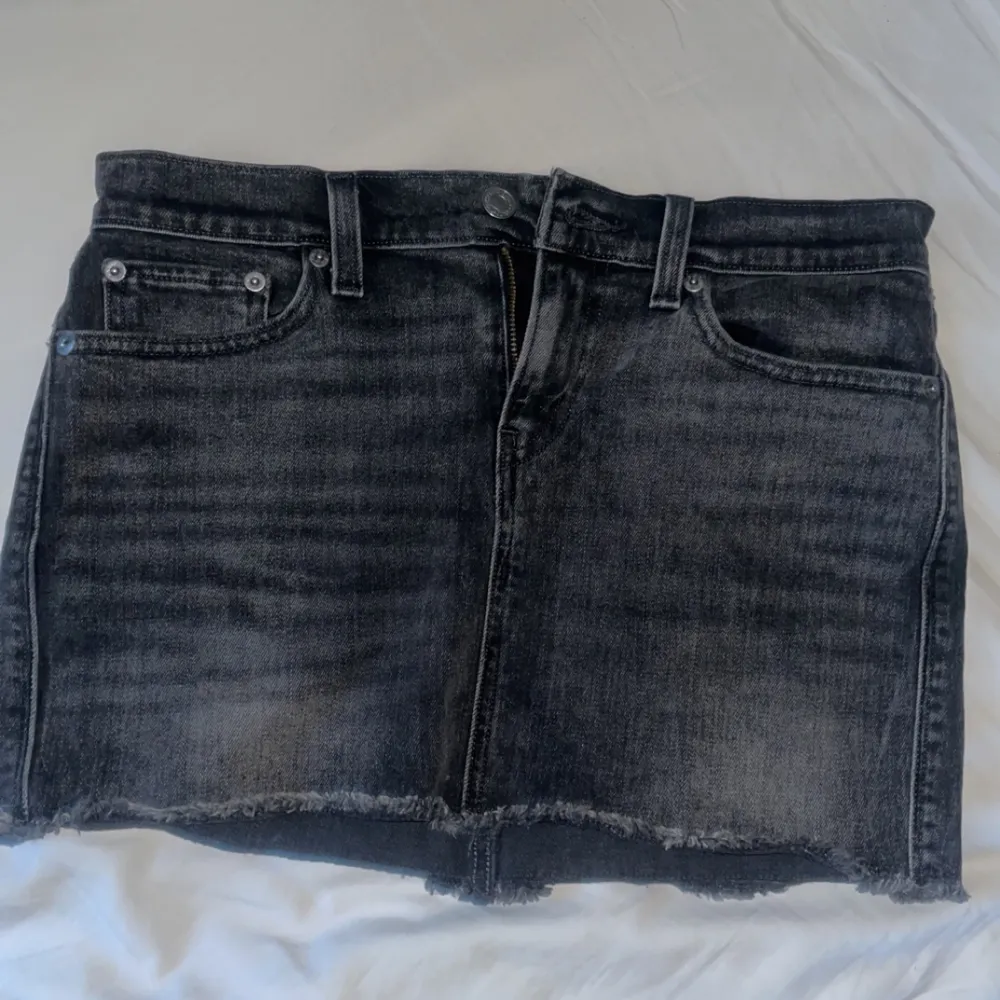 säljer nu mina två älskade lågmidjade jeanskjolar då dem blivit för små❤️ 300 kr för båda 200 för en❤️. Kjolar.