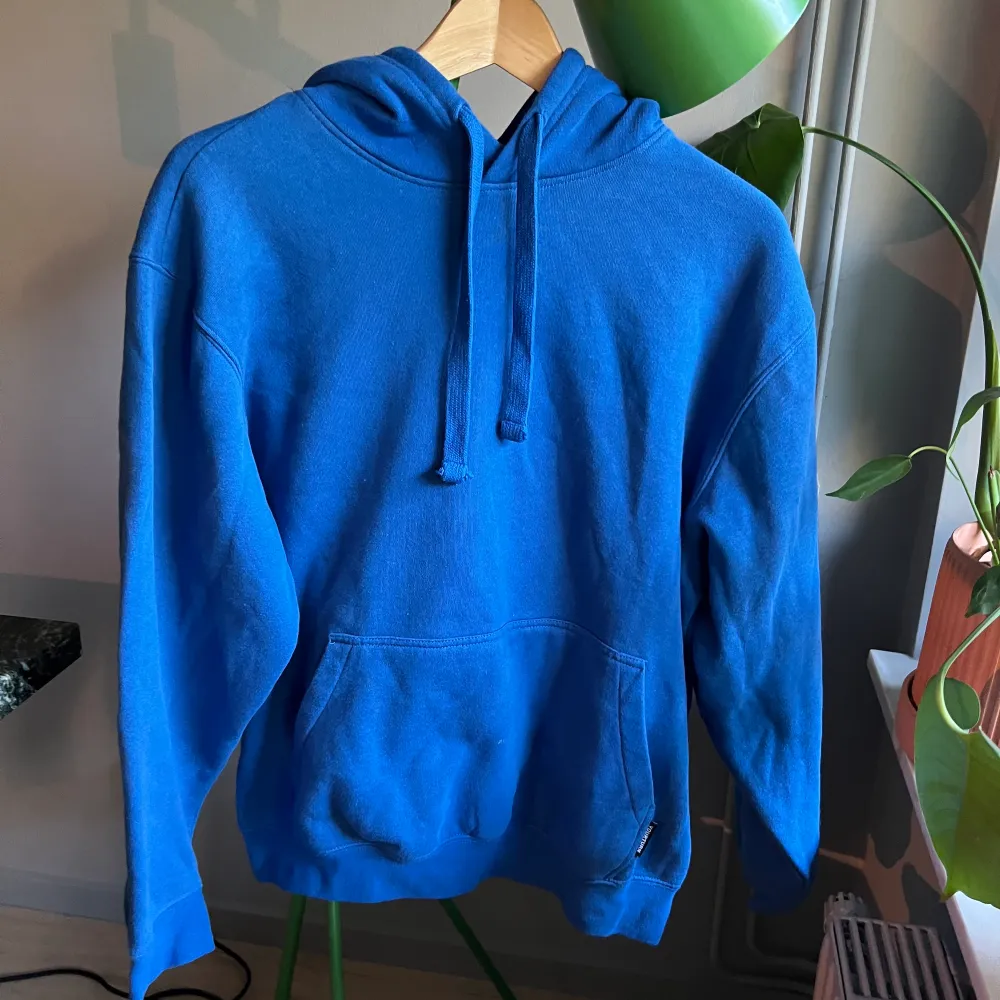Hej, jag säljer denna blåa hoodie från Zalando i storlek S 💕 endast använd ett få tal gånger. Tröjor & Koftor.