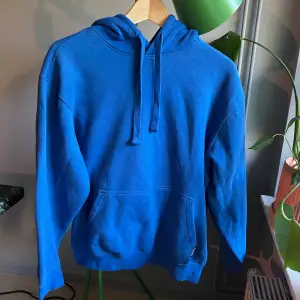 Hej, jag säljer denna blåa hoodie från Zalando i storlek S 💕 endast använd ett få tal gånger