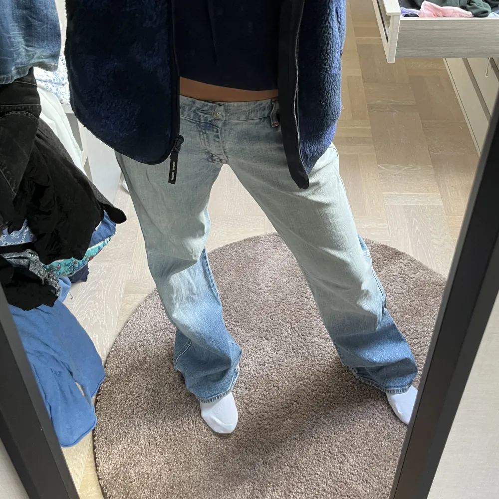 INTRESSEKOLL dessa jeans i nyskick LÅGMIDJADE, UTSVÄNGDA, UTTVÄTTAD FÄRG. Jeans & Byxor.