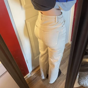 Beiga jeans - Från lager 157, hög midja, sitter tight och fint. Knappt använda. Hundar finns i hem därav tvättas allt innan paketering, skriv privat för mer frågor eller bilder! 💛