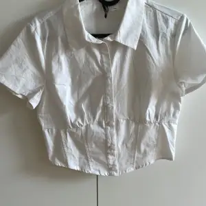 Vit croppad skjorta med korsettdetalj från H&M 👚Nypris: 149kr 👚Aldrig använd 👚