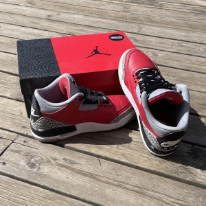 Jordan 3 retro unite fire red - Använda Jordan 3:or Skick 8/10, 2200 kr. Använda några få gånger, säljer på grund av att de blev för små.