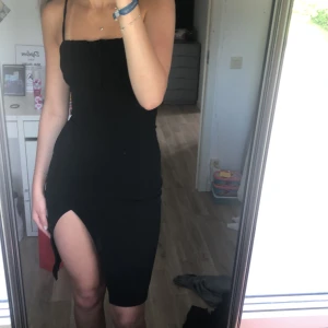 Svart klänning - Säljer denna klänning då den blivit lite för liten för mig💓