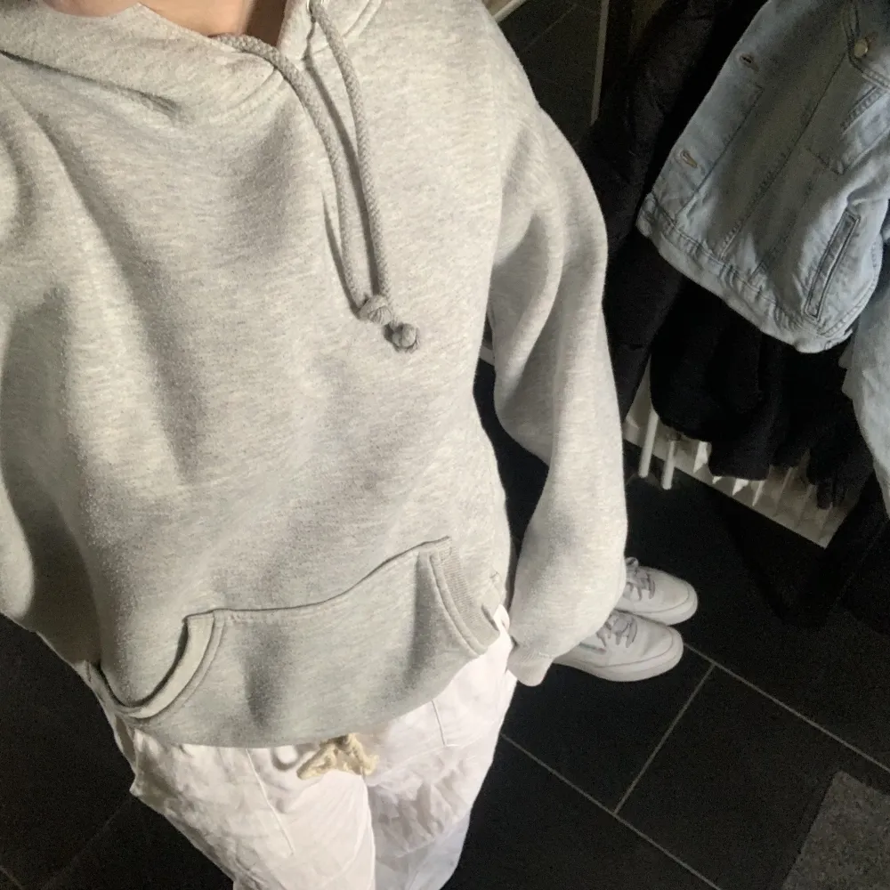 Säljer denna gråa hoodie då jag inte andvänt dem på länge💕, kontakta mig vid intresse😊. Hoodies.
