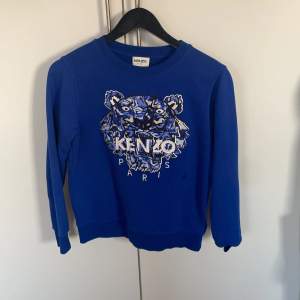 Säljer denna blå kenzo tröja med original kenzo loga 