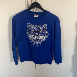 Kenzo tröja  - Säljer denna blå kenzo tröja med original kenzo loga 
