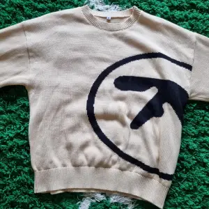 Sällsynt stickad aphex twin tröja. Jätteskön med croppad fit. Inte officiell aphex twin merch. Bra använt skick. Kom pm för outfitbilder. Tar bud