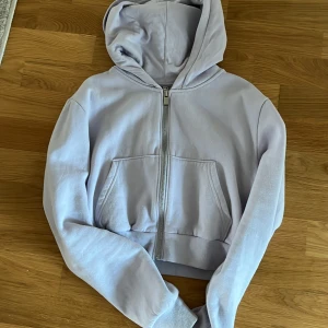 Hm kofta - Jättefin hm kofta i lila.Skriv för fler bilder