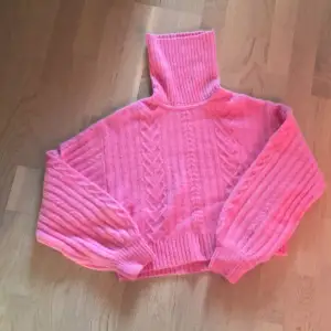 En rosa stickad tröja från H&M, helt oanvänd. Säljer den pågrund av att inte den inte är min klädstil. Original pris 299kr storlek XS. Den har även mönster på sig hjärtformade. Skriv privat för mer bilder.